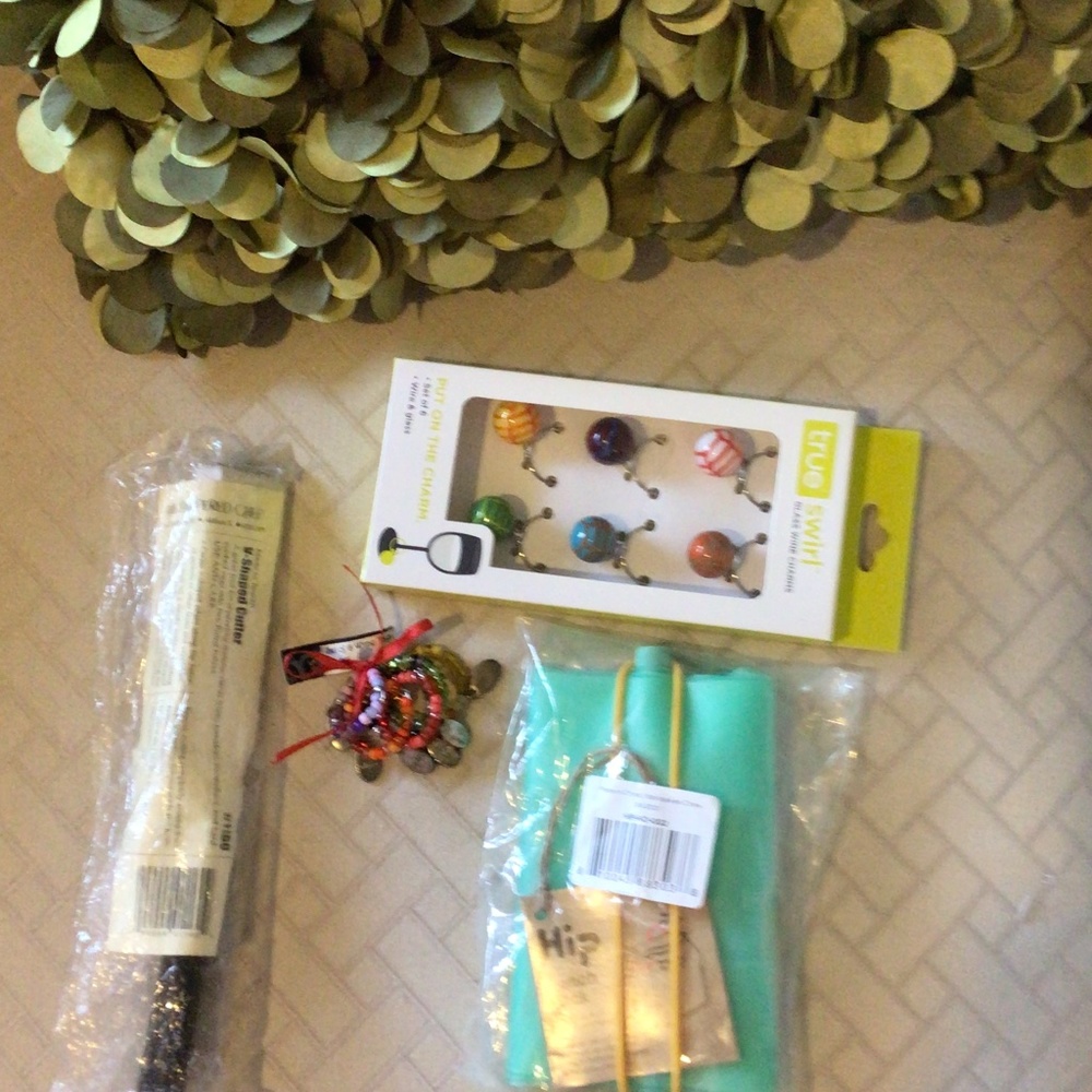 Bundle of kitchen supplies.